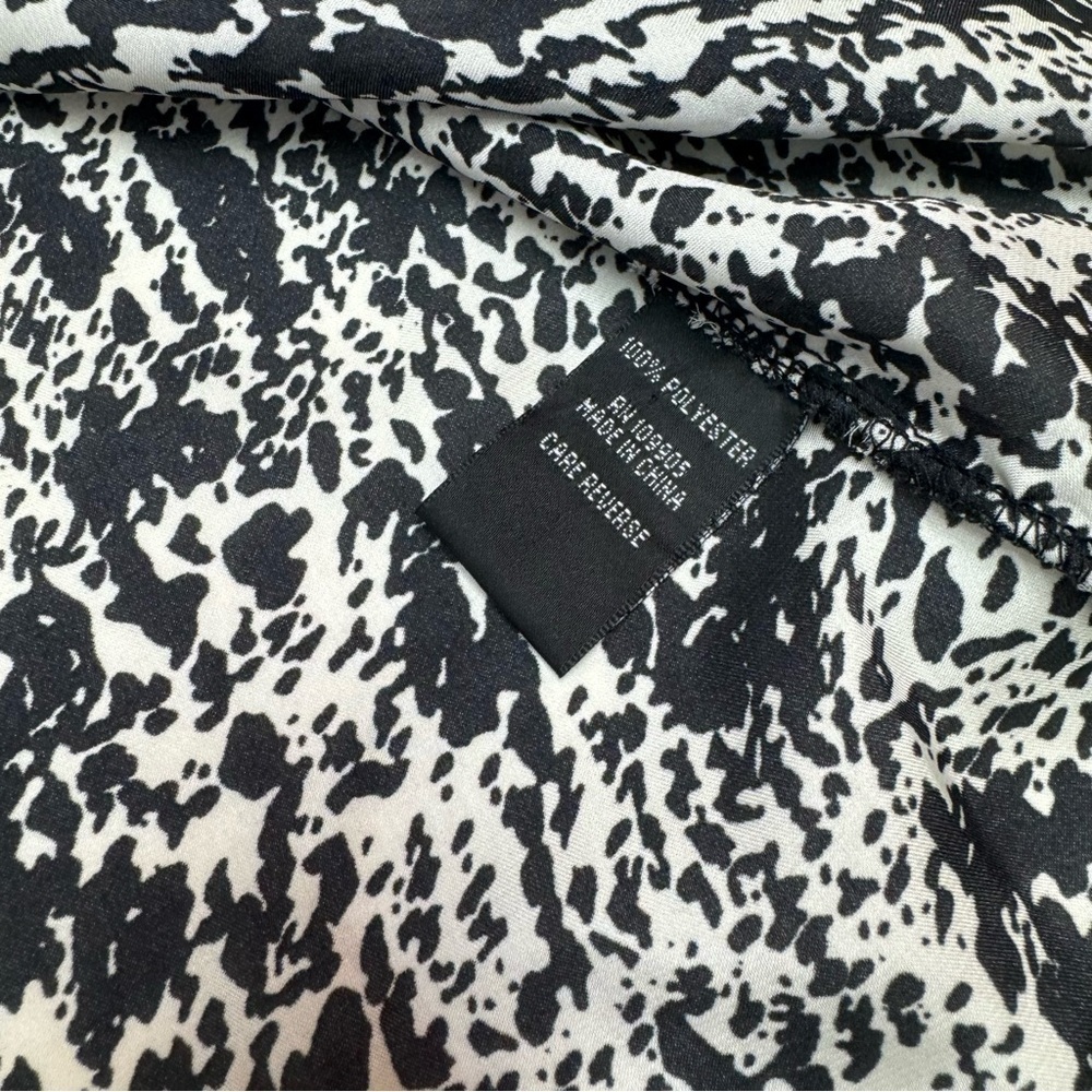 Sioni💜 Black and White V-Neck Flutter Sleeve Size 1X - Picture 7 of 9